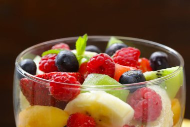 Yaz tatlı meyve salatası çilek ile