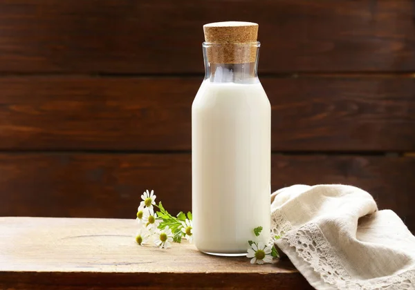 Productos lácteos de naturaleza muerta rústica - botella de leche —  Fotos de Stock