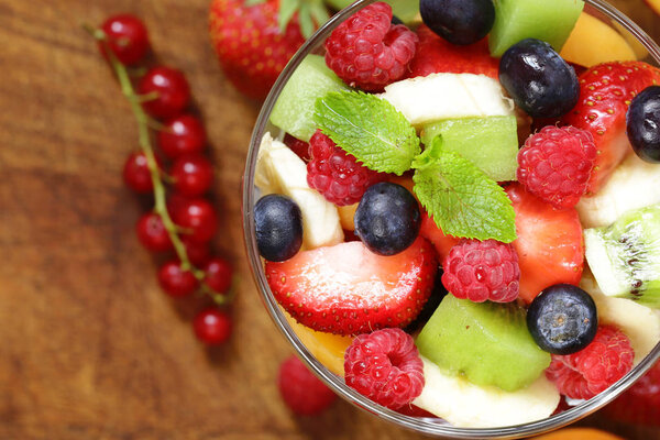 Летний фруктовый салат с ягодами
