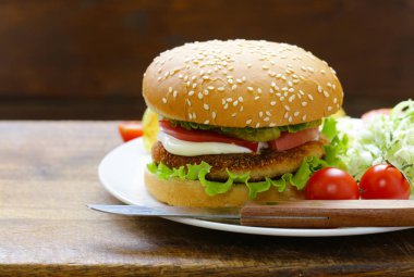 Hamburger domates, taze salata ve mayonez ile