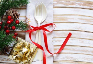 Ahşap arka plan üzerinde Noel tablo ayarı