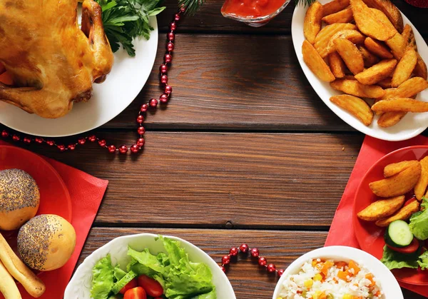 Cena festiva de Navidad con pollo al horno, papas y ensalada — Foto de Stock