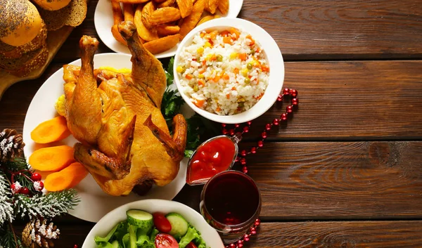 Ünnepi karácsonyi vacsora, sült csirke, burgonya és saláta — Stock Fotó