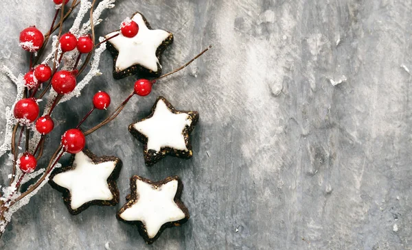 Weihnachtsdekoration. Süßigkeiten und Schmuck. frohe Feiertage! — Stockfoto
