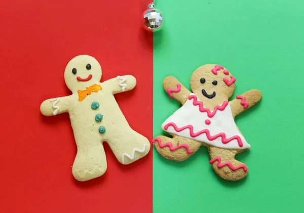Gingerbread Noel tatil sembolü çok renkli bir arka plan — Stok fotoğraf