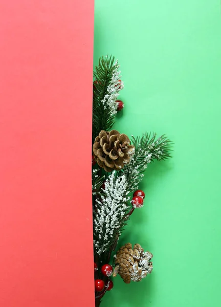 Weihnachtsbaum mit Ornamenten auf buntem Hintergrund — Stockfoto