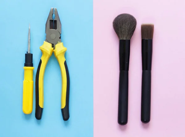 Men vs. Women.Men's tools and women's makeup brushes — Stock Photo, Image