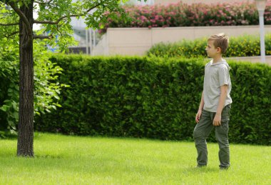 Sevimli sarışın çocuk rahat giysilerle poz 