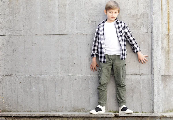 Bonito menino loiro posando em roupas casuais — Fotografia de Stock