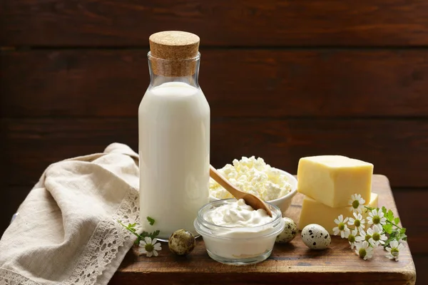 Productos lácteos de naturaleza muerta rústica: queso cottage, crema agria, queso, leche —  Fotos de Stock