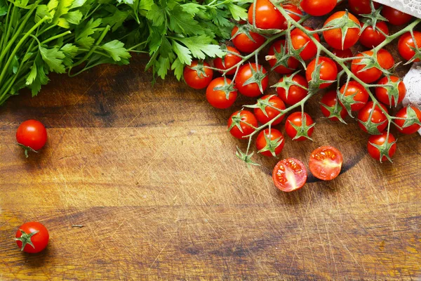 Wooden food background with fresh tomatoes and parsley — Stock Photo, Image