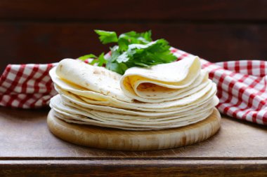 Düz ekmek ekmeği masanın üstüne kazık