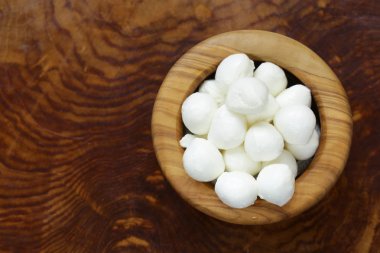 Ahşap bir masa üzerinde İtalyan yumuşak mozzarella peyniri