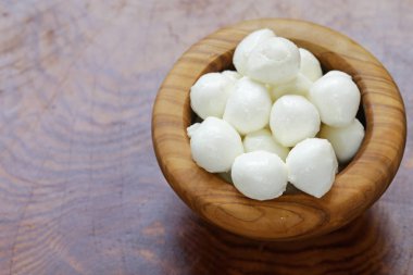 Ahşap bir masa üzerinde İtalyan yumuşak mozzarella peyniri