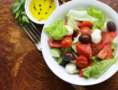 Zeytin, mozzarella ve domates ile Akdeniz salatası
