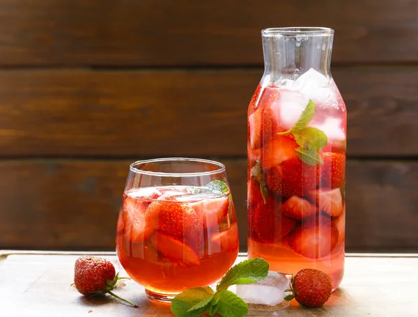 Bevanda estiva di fragole fatta in casa con menta e ghiaccio — Foto Stock