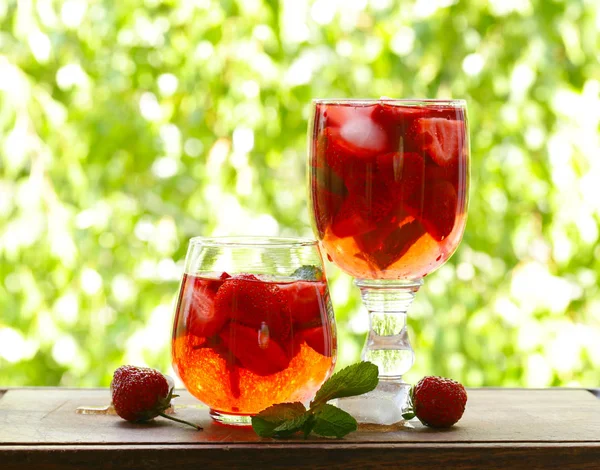 Bebida caseira de morango de verão com hortelã e gelo — Fotografia de Stock