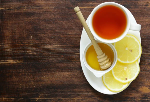 Schwarzer Tee mit Zitrone und Honig, wärmendes Wintergetränk — Stockfoto