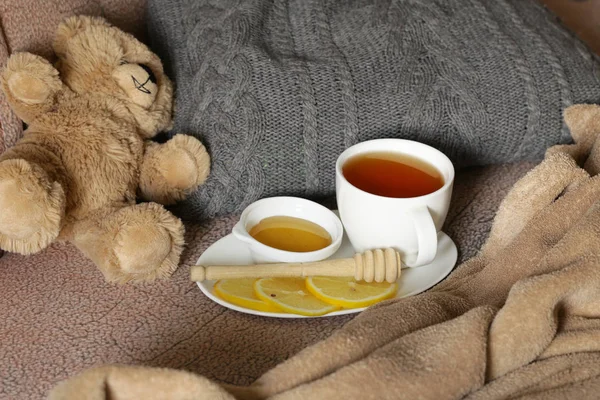 レモンと蜂蜜、冬の飲み物を温暖化と黒茶 — ストック写真