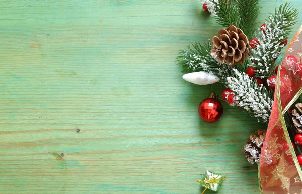 素朴なスタイルのクリスマスの装飾とクリスマス ツリー — ストック写真