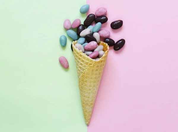 Солодкі різнокольорові цукерки та желе — стокове фото