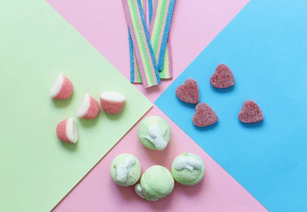 Doux drages multicolores bonbons et bonbons à la gelée — Photo