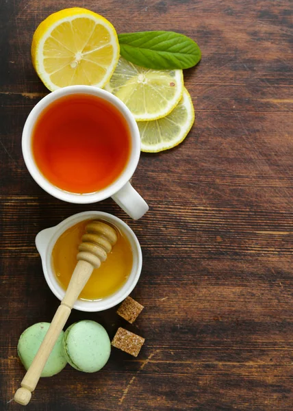 Black tea with lemon and honey, warming winter drink — Stock Photo, Image