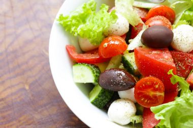 Zeytin, mozzarella ve domates ile Akdeniz salatası