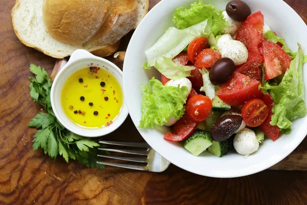 Insalata mediterranea con olive, mozzarella e pomodori — Foto Stock