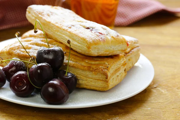 Strudel de pâte feuilletée avec remplissage cerise — Photo