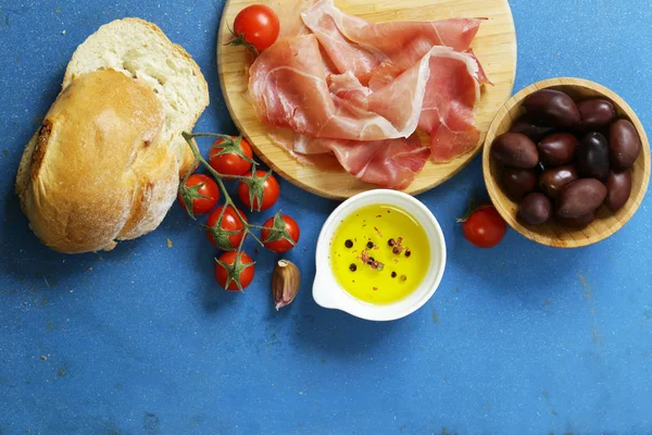 Comida italiana - azeitonas, presunto de parma, tomates, queijo mussarela — Fotografia de Stock