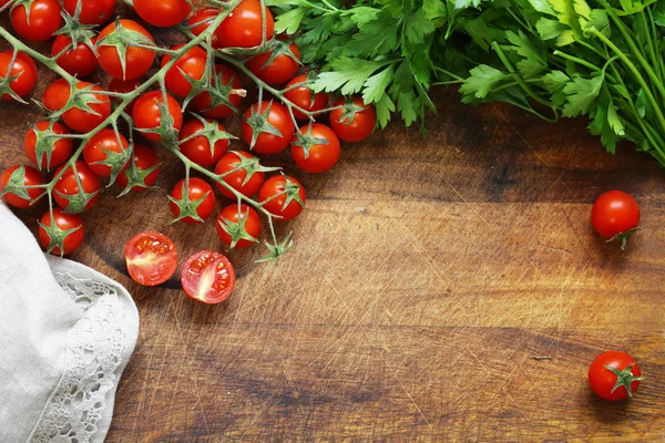 Wooden food background with fresh tomatoes and parsley — Stock Photo, Image