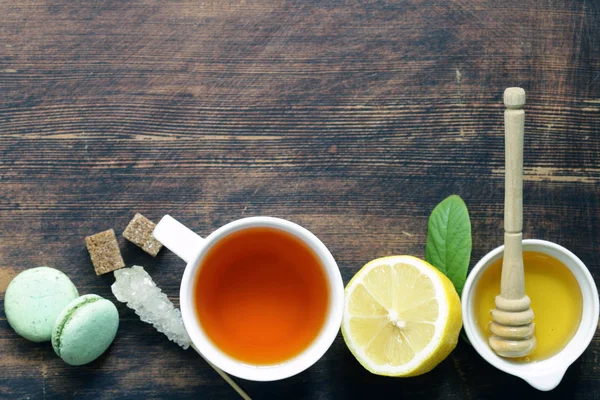 Black tea with lemon and honey, warming winter drink — Stock Photo, Image