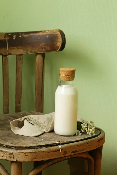 Rústico Natureza morta Produtos lácteos - garrafa de leite — Fotografia de Stock