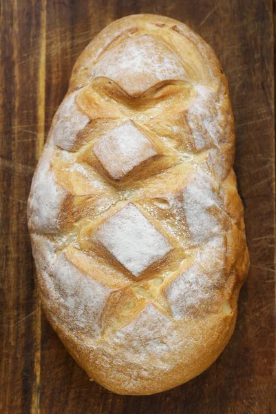 Ahşap bir masa üzerinde ev yapımı beyaz ekmek