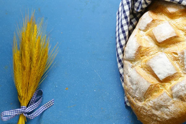 Ahşap bir masa üzerinde ev yapımı beyaz ekmek