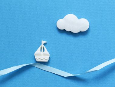 Mavi bir arka plan küçük bir teknede. Seyahat ve iş kavramı