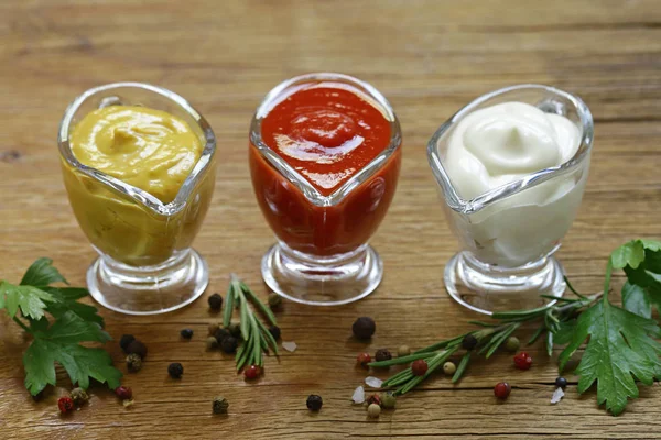 Diferentes tipos de salsas en salsas de vidrio —  Fotos de Stock