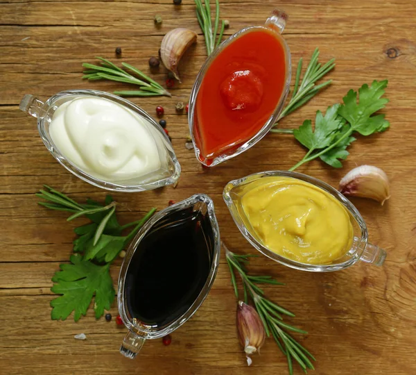 Diferentes tipos de salsas en salsas de vidrio —  Fotos de Stock