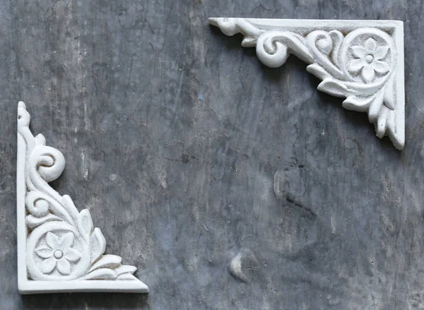 Weißer Gipskartonrahmen an einer grauen alten Wand — Stockfoto