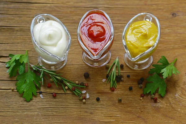 Verschiedene Arten von Saucen in Glassoßen — Stockfoto