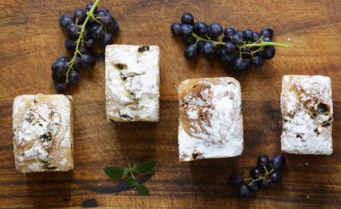 Kuru üzüm ve pudra şekeri ile sade kek