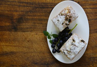 Kuru üzüm ve pudra şekeri ile sade kek