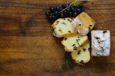 Kuru üzüm ve pudra şekeri ile sade kek