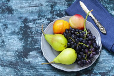 Üzüm, armut, şeftali - meyve masada