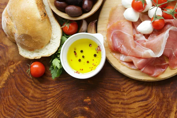 Comida italiana - aceitunas, jamón de parma, tomates, queso mozzarella — Foto de Stock