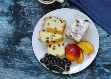 Kuru üzüm ve pudra şekeri ile sade kek