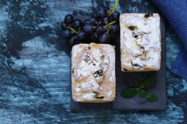 Kuru üzüm ve pudra şekeri ile sade kek