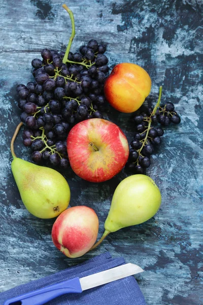 포도, 배, 복숭아-테이블에 과일 — 스톡 사진