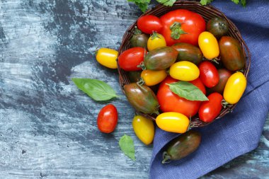 Hasır sepet içinde olgun organik domates